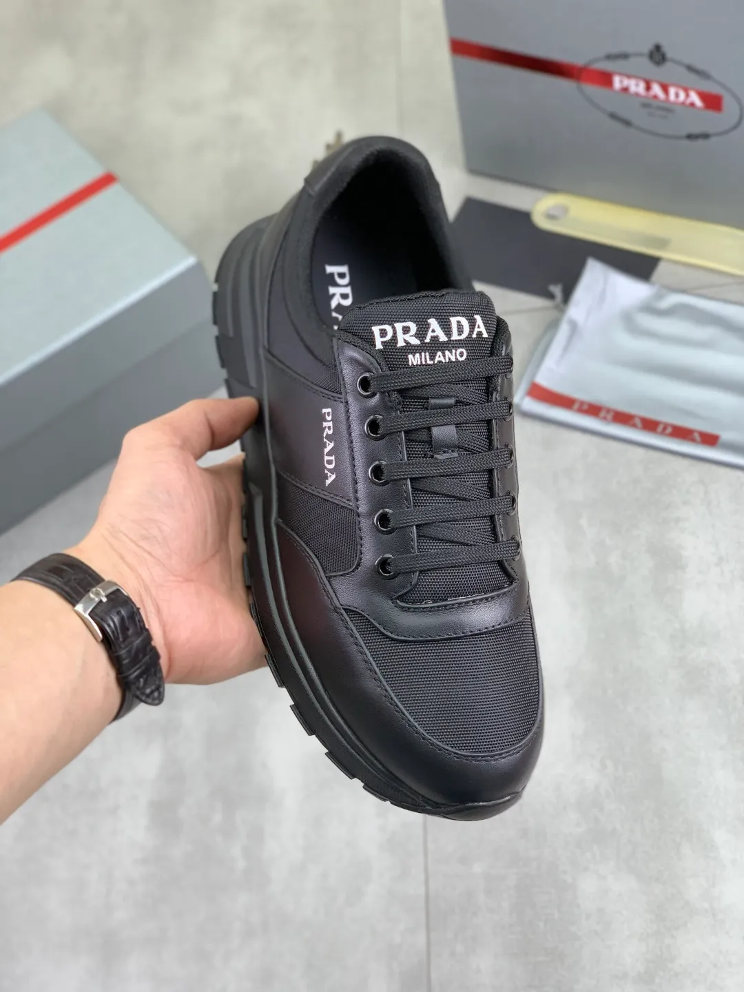 Men's men's shoes P560💰 [Real Price] Popular models are on the official website, 🆘 Trendy brand (Prada) mainly promotes popular models, avant-garde and versatile fashionable men's shoes private version mold opening, cowhide surface splicing 1:1.. Stylish and simple, original imported cowhide lining cowhide feet; the atmosphere and personality are more fashionable, eye-catching and pursuing class. It will subvert the old ideas and be a must-have for fashionistas who want to spend time with you! Must keep it! Tall and comfortable, large and low, high-end quality workmanship. Code number: 38-44 (45 customized) 2️⃣ optional.
